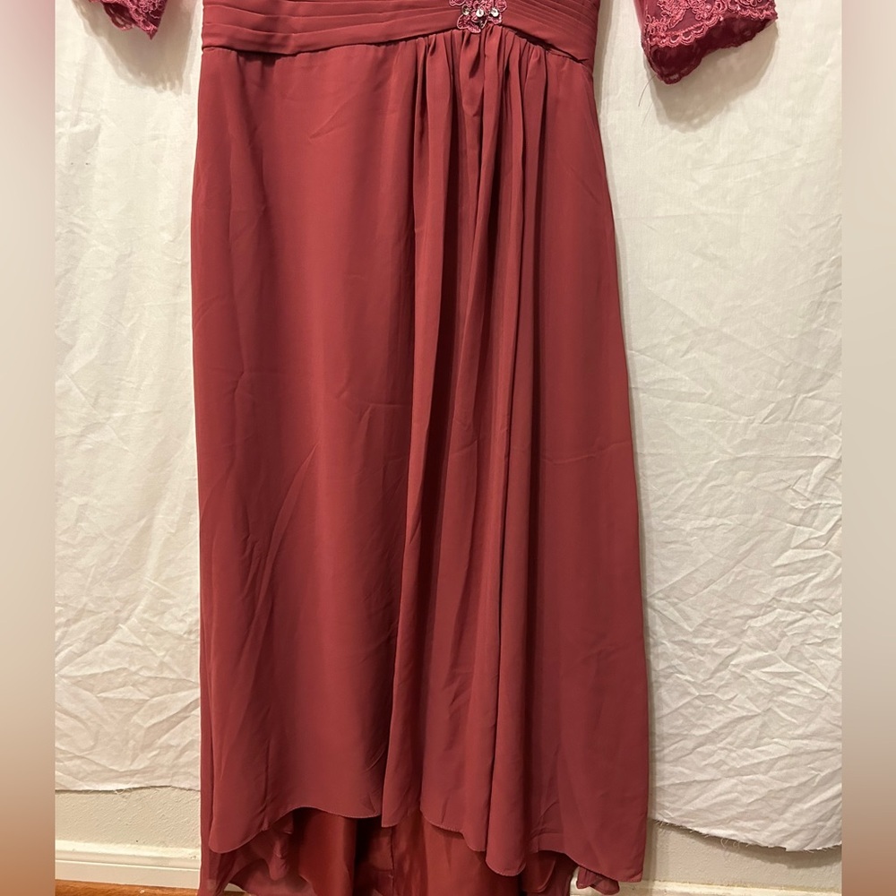 Elegant High-Low Lace Gown – Burgundy - Picture 2 of 4
